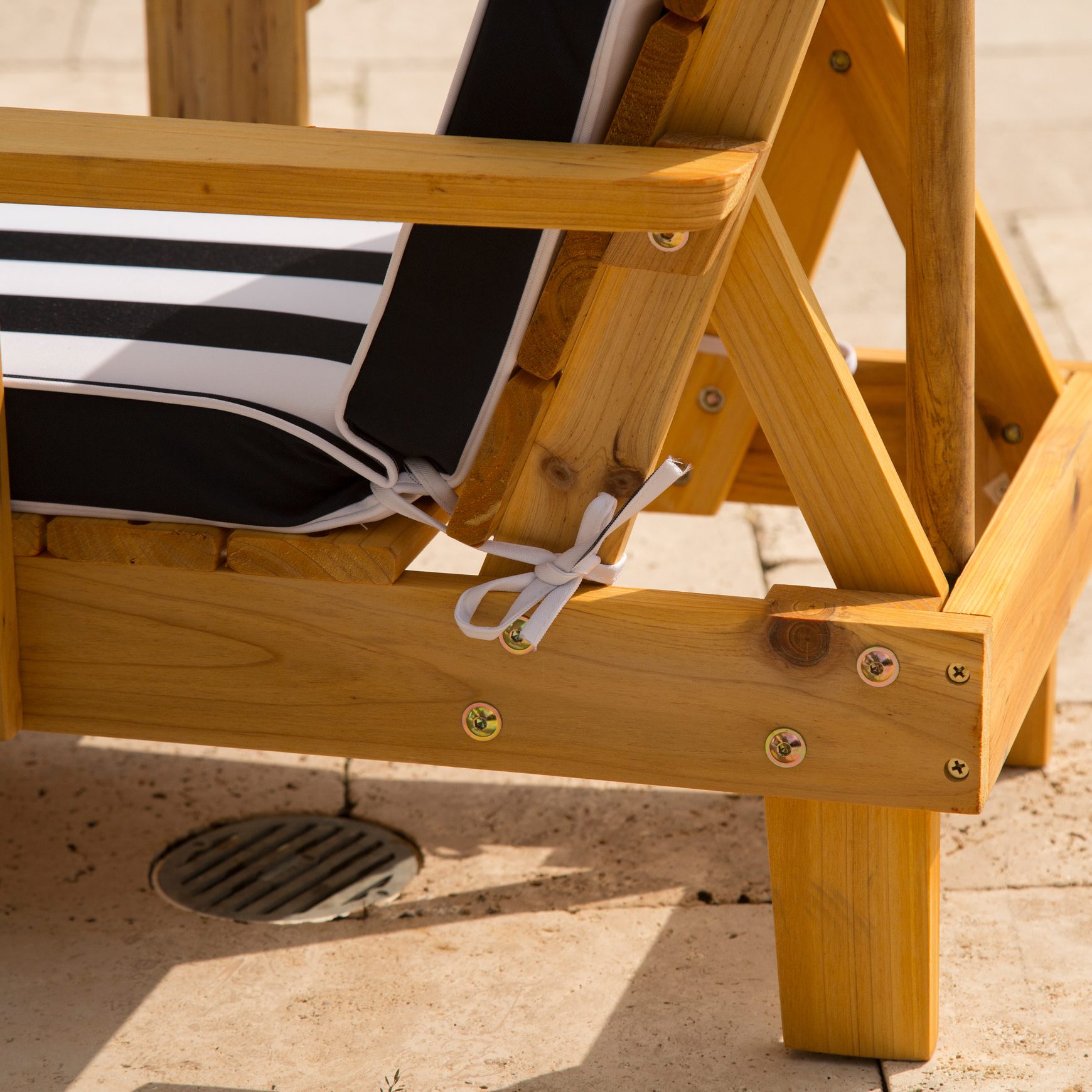 outdoor-chaise-w-umbrella3 outdoor-chaise-w-umbrella3