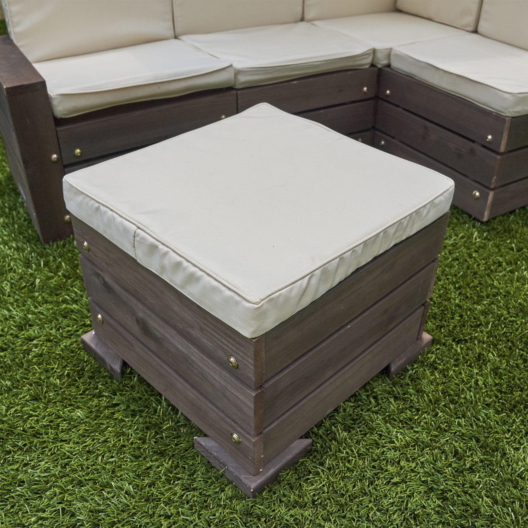 outdoor-sectional-ottoman-umbrella-set-bear-brown-beige2 outdoor-sectional-ottoman-umbrella-set-bear-brown-beige2